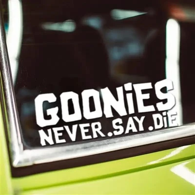 "Goonies لا تقل أبداً" شارات الفينيل
